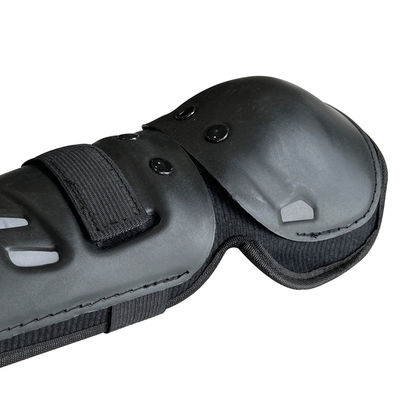 Proteção da perna inferior com equipamento de segurança de motocicleta espesso e flexível