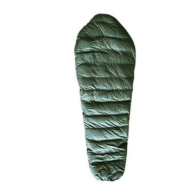 Sacos de dormir de terileno verde para uma experiência de acampamento ao ar livre sem problemas