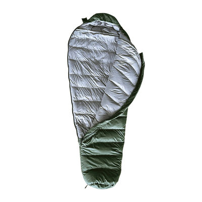 Sacos de dormir de terileno verde para uma experiência de acampamento ao ar livre sem problemas