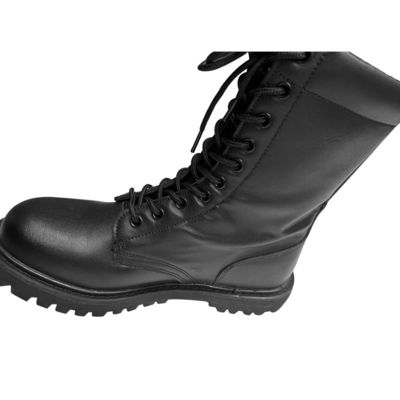 As atividades ao ar livre tornam-se confortáveis com as botas de couro preto resistentes ao óleo